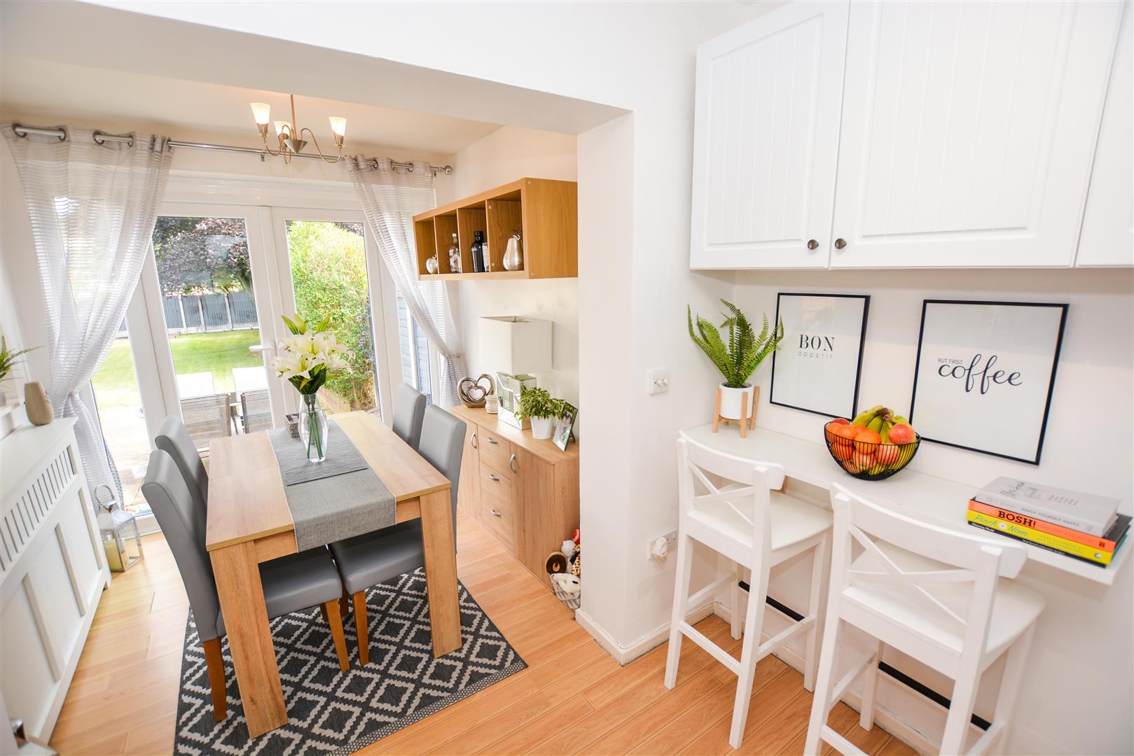 FITTED KITCHEN / DINER